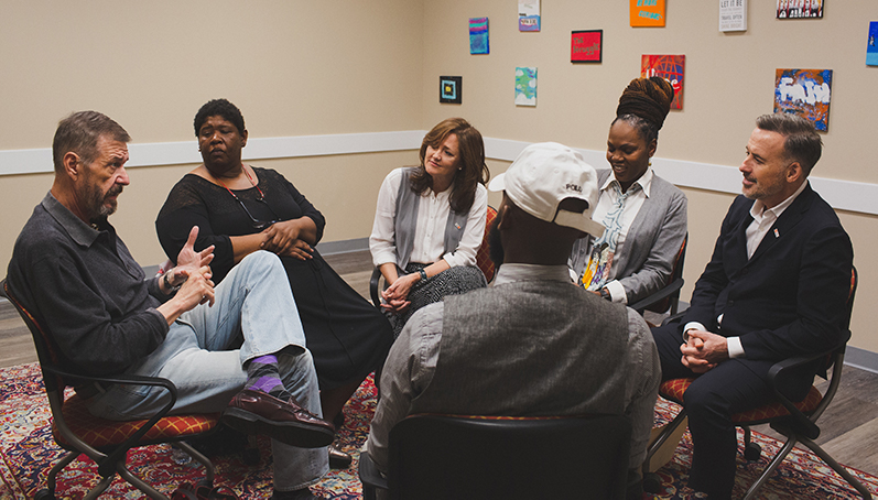Aslett talks with a group in Atlanta (photo credit: Robyn Penn)