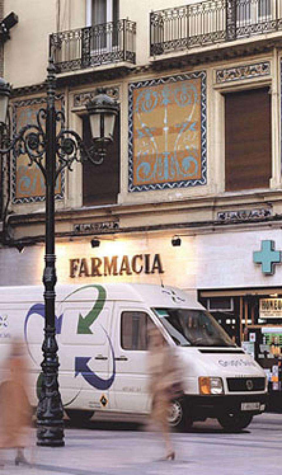 Storefront photograph of a pharmacy (Farmacia) in Spain