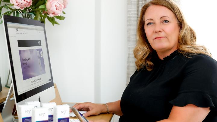 Annie Murphy sitting at her computer