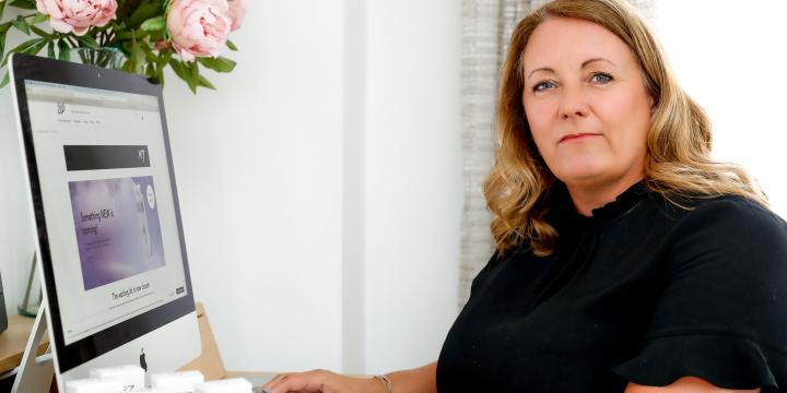 Annie Murphy sitting at her computer