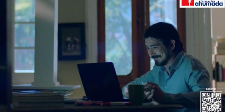 A Farmacias Ahumada customer using the platform