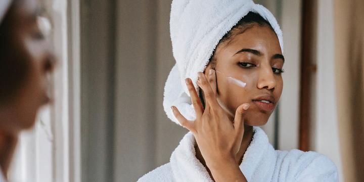 woman applying makeup