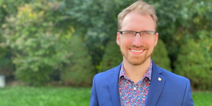 Man in glasses in suit outside