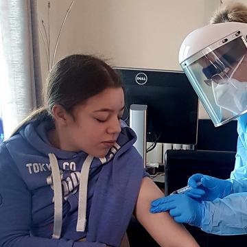 Alcura nurse Kathie Roberts, wearing her full personal protective equipment, gives an injection to patient Alyssa Jacobs during a recent home visit in the UK. As part of its wide-ranging work with health care companies and professionals in seven European countries, Alcura provides home medical services.